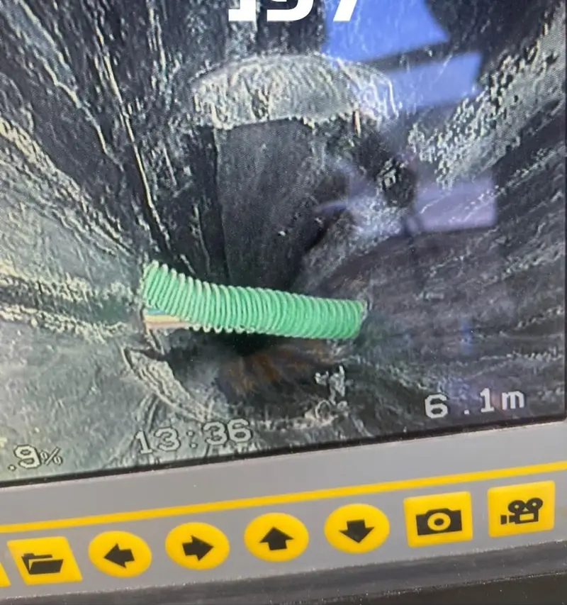 לפני: צילום מצלמת סיב בתוך קו ביוב בעומק 6.1 מטר, עם פגם בדופן הצינור